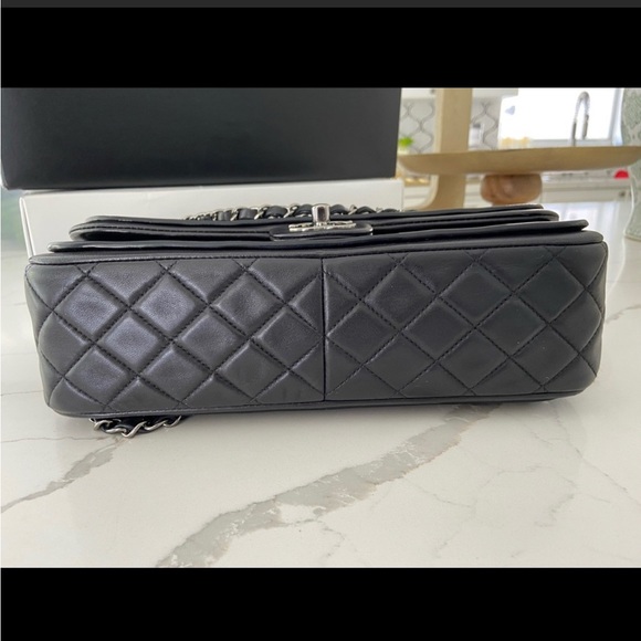 Classic Twist Chanel Bag - Picture 6 of 8